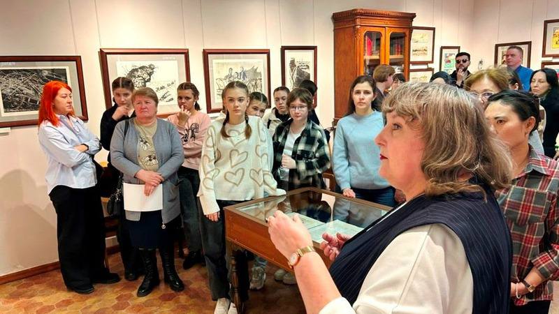 В Астраханской картинной галерее открылась выставка «Искусство побеждать»