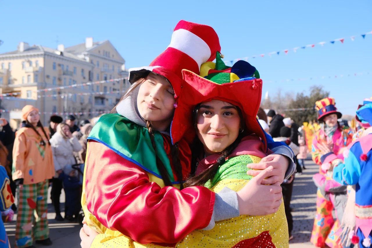 Масленица, которая согрела тысячи сердец: сегодня на площади Ленина ярко и весело проводили зиму Масленица, которая согрела тысячи сердец: сегодня на площади Ленина ярко и весело проводили зиму