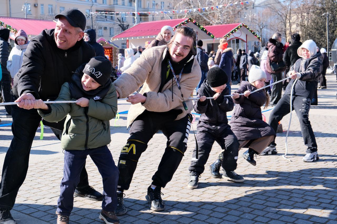 Масленица, которая согрела тысячи сердец: сегодня на площади Ленина ярко и весело проводили зиму Масленица, которая согрела тысячи сердец: сегодня на площади Ленина ярко и весело проводили зиму