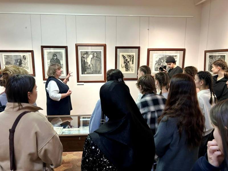 В Астраханской картинной галерее открылась выставка «Искусство побеждать» В Астраханской картинной галерее открылась выставка «Искусство побеждать»