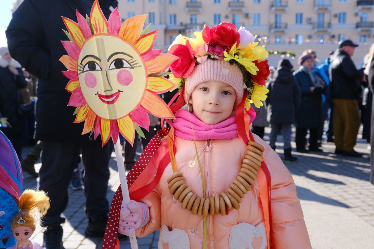 Масленица, которая согрела тысячи сердец: сегодня на площади Ленина ярко и весело проводили зиму Масленица, которая согрела тысячи сердец: сегодня на площади Ленина ярко и весело проводили зиму