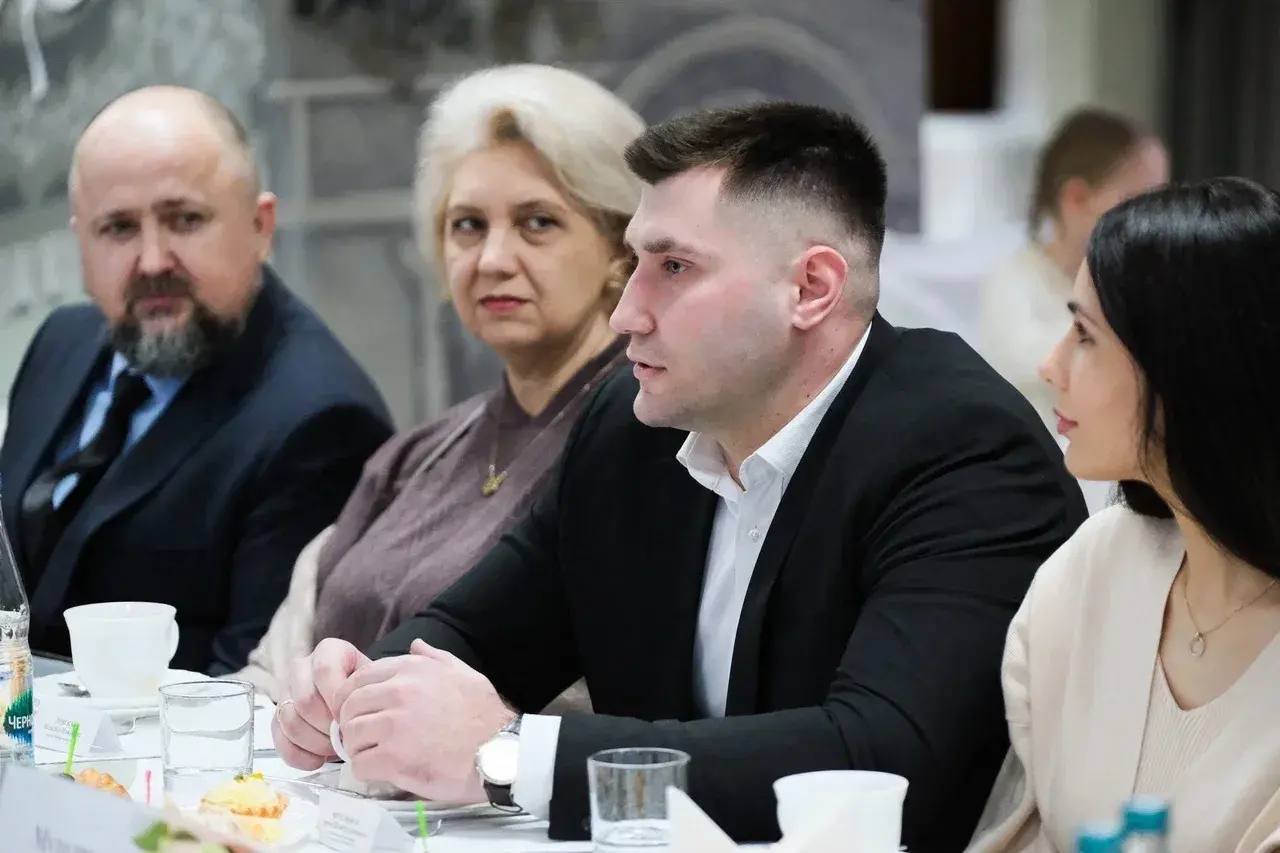 Губернатор Игорь Бабушкин встретился с астраханскими «Победоносцами» Губернатор Игорь Бабушкин встретился с астраханскими «Победоносцами»