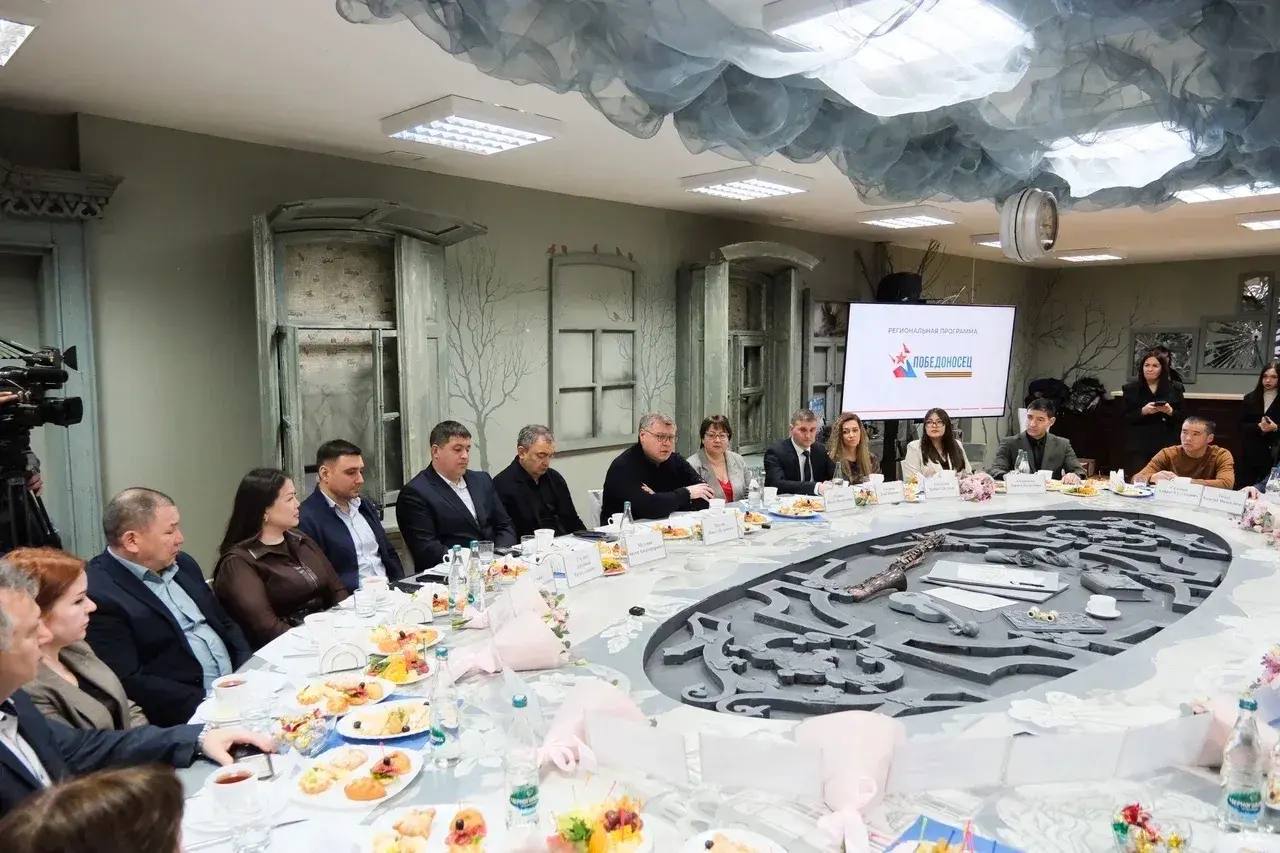 Губернатор Игорь Бабушкин встретился с астраханскими «Победоносцами» Губернатор Игорь Бабушкин встретился с астраханскими «Победоносцами»