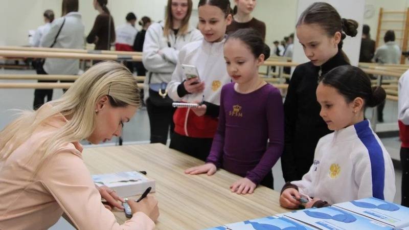 Звезда мирового фигурного катания провела мастер-класс для астраханских детей Звезда мирового фигурного катания провела мастер-класс для астраханских детей