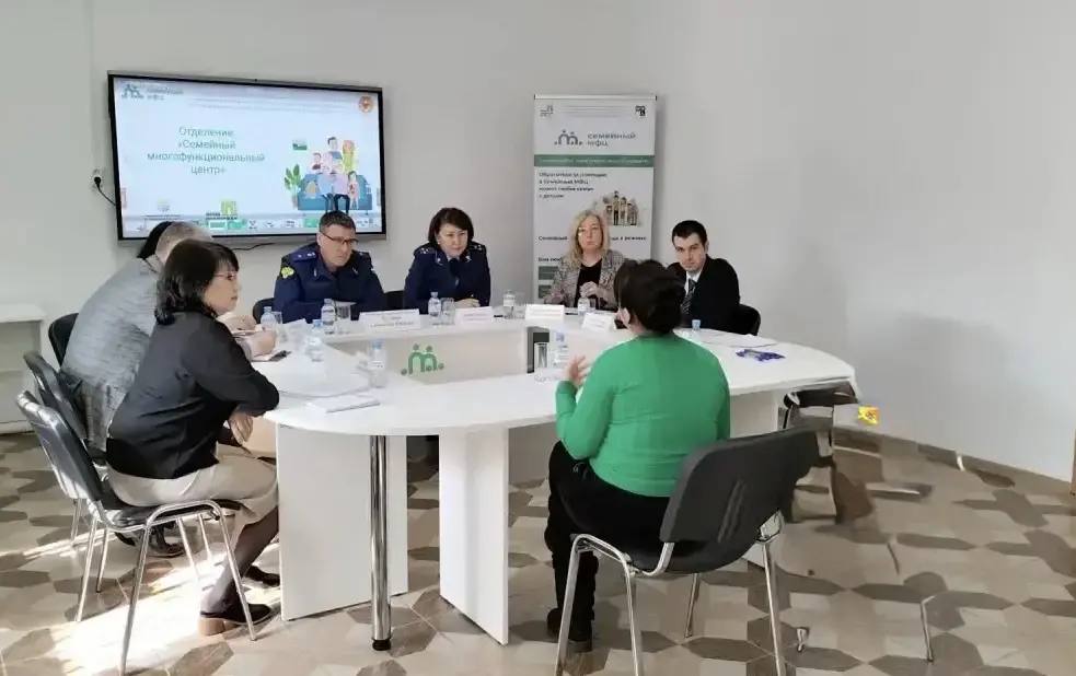 Прокурор Астраханской области провел личный прием жителей Икрянинского района Прокурор Астраханской области провел личный прием жителей Икрянинского района