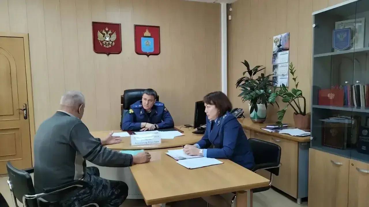 Прокурор Астраханской области провел личный прием жителей Икрянинского района Прокурор Астраханской области провел личный прием жителей Икрянинского района