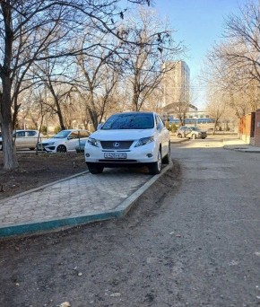 Нам пишут:. Подскажите, пожалуйста, как бороться с автохамами? Этот ставит на тротуаре машину