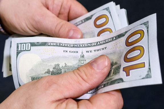 Россия возвращается к расчетам в долларах: экономический шаг или стратегия?