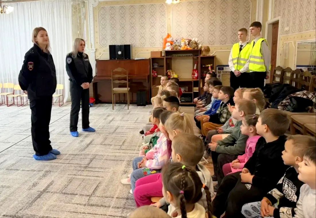 Сотрудники Госавтоинспекции Ахтубинского района в рамках профилактической работы по предупреждению детского дорожно-транспортного травматизма посетили Центр развития ребенка Сотрудники Госавтоинспекции Ахтубинского района в рамках профилактической работы по предупреждению детского дорожно-транспортного травматизма посетили Центр развития ребенка