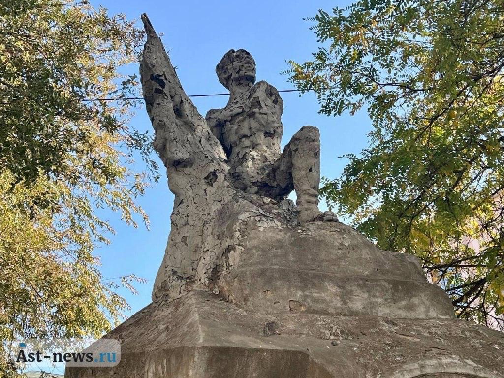 В Астрахани решили отреставрировать могильный памятник