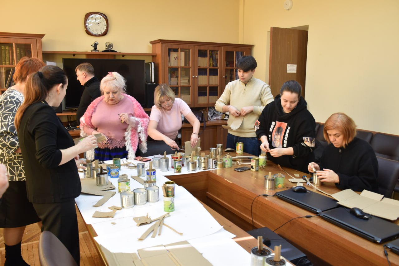 Сегодня представители избирательных комиссий всех уровней в очередной раз объединились ради благородной цели: поддержать наших защитников на передовой и передать им частичку самого настоящего тепла!