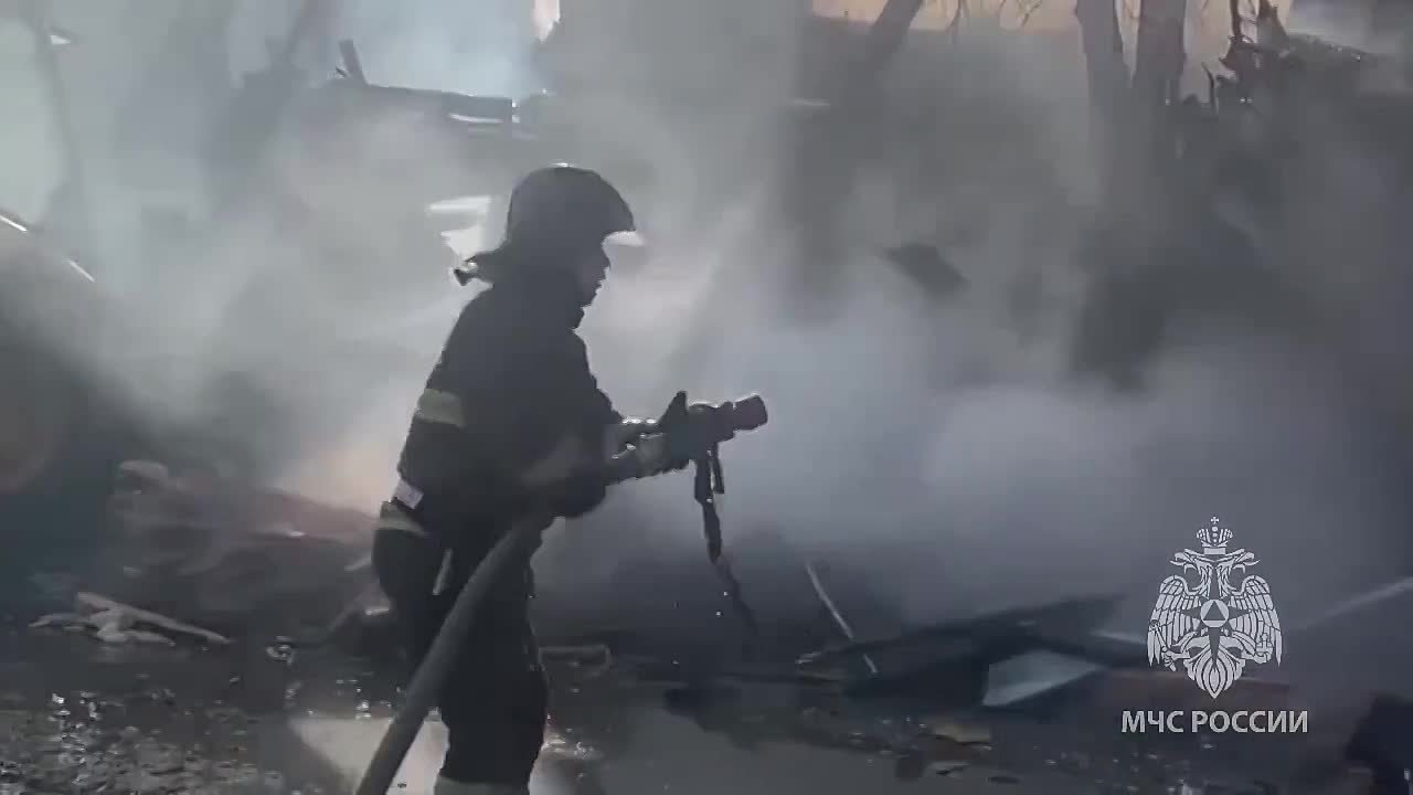 Пожарные тушат крупный пожар в Приволжском районе