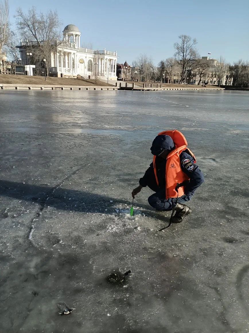 Астраханцев предупредили о смертельной опасности на льду