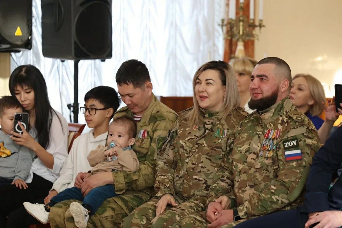 В Астрахани чествовали 11 семей военнослужащих В Астрахани чествовали 11 семей военнослужащих