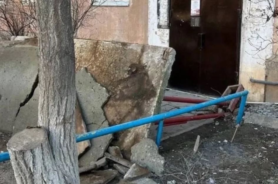 В Астрахани у многоэтажки рухнул бетонный козырек подъезда