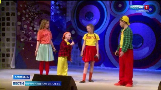 На сцене снова школьная лига КВН