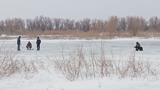 Выход на лёд в Астраханской области опасен