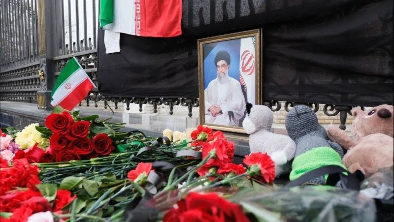 Стихийный мемориал появился у стен иранского консульства в Астрахани