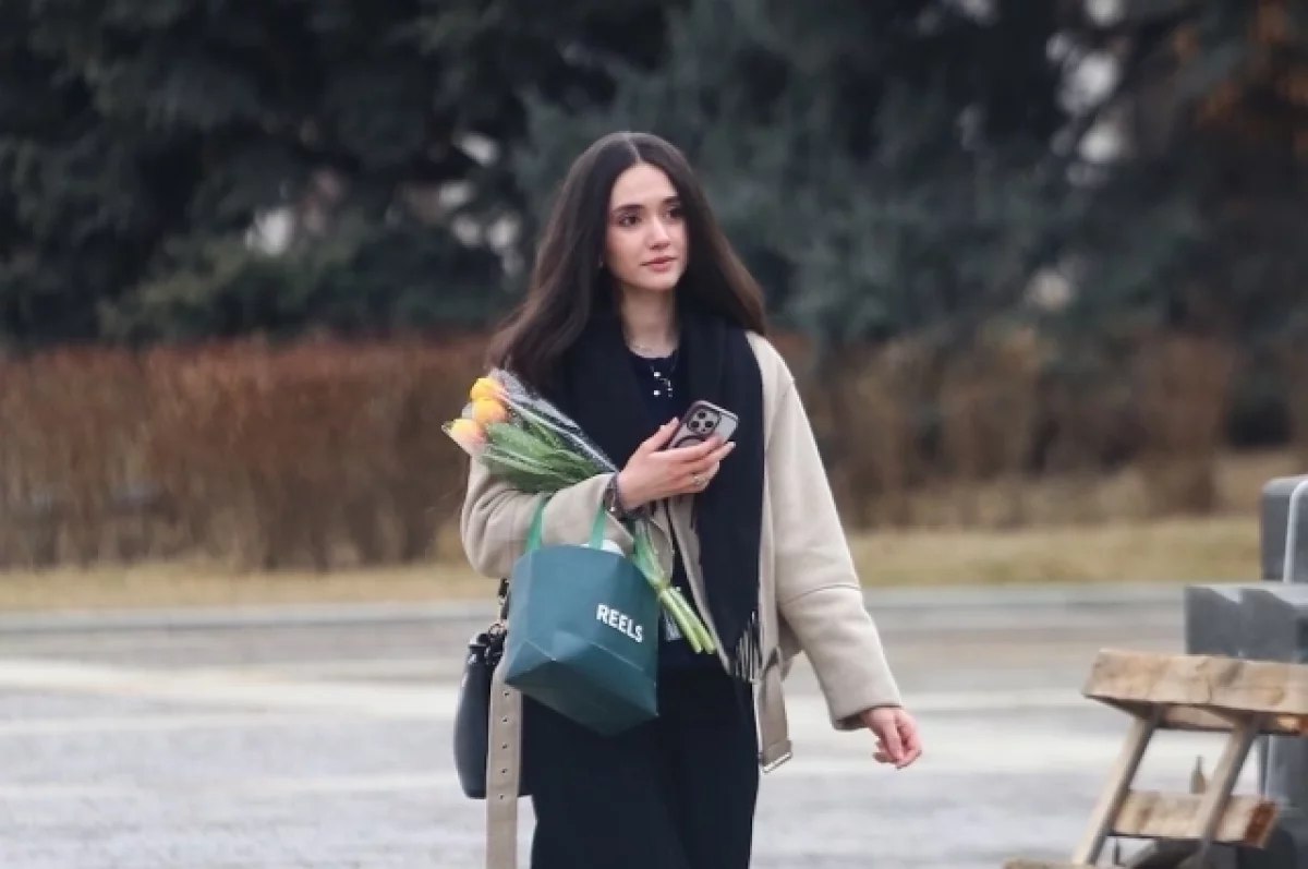 Астраханки, цветы и море улыбок: смотрим, как город встречает 8 марта