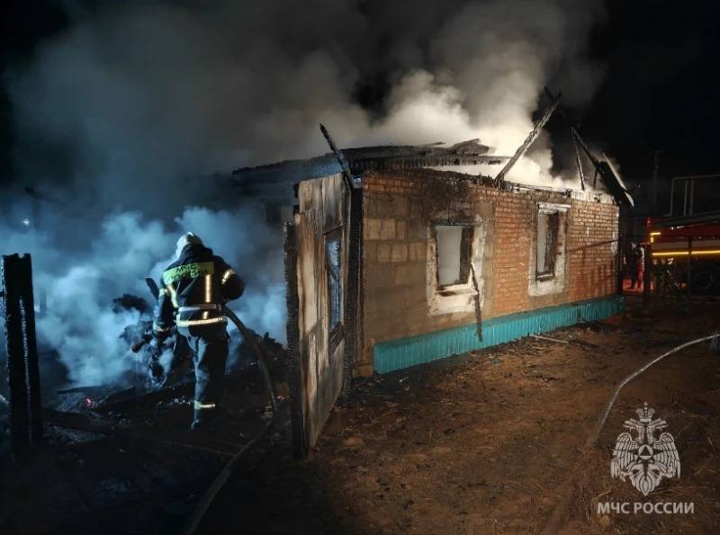 В Астраханской области ночной пожар забрал жизни женщины и двоих детей