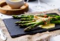 Зеленая спаржа с волшебным голландским соусом: просто и вкусно