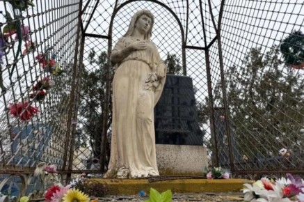 Молчит 100 лет. Почему женщины шепчут статуе Марии свои сокровенные желания