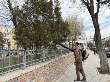 Сквер Пушкина приводят в порядок после зимы