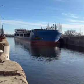 #видеодня: первое судно в навигацию 2026 года прошло через Волгоградский гидроузел в Волжском бассейне