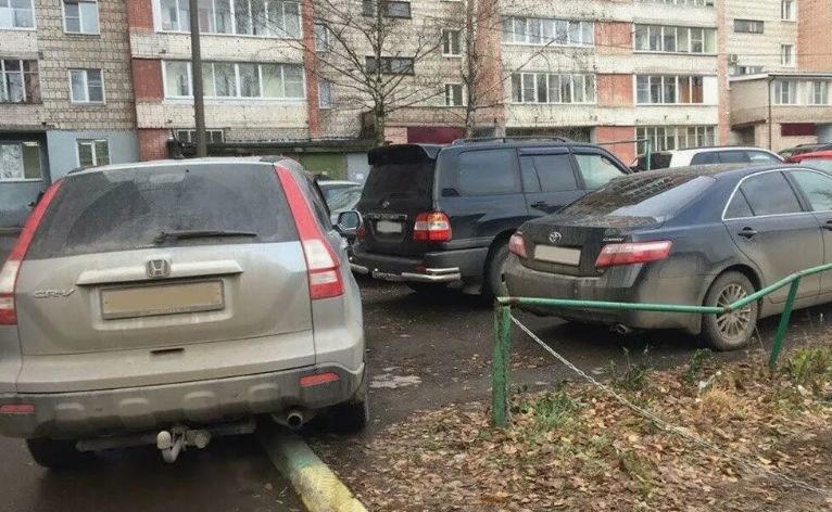 Как наклейки изменили привычки местного автокороля