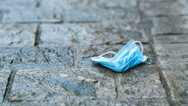 Врач предупредил об опасности плевков на асфальт