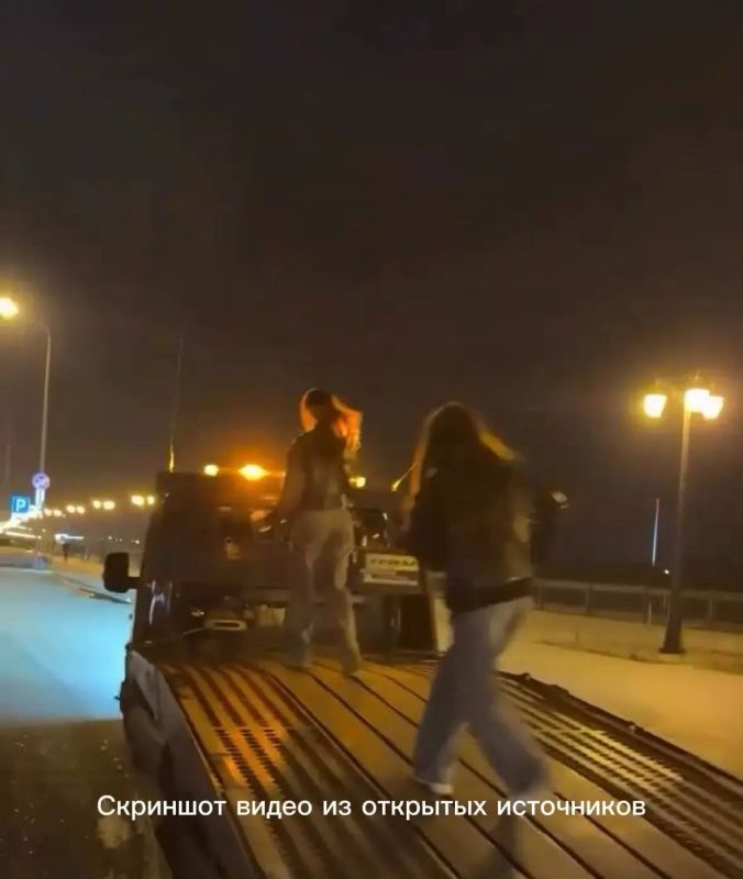 В ходе мониторинга ресурсов сети Интернет полицейскими выявлена видеозапись, на которой видно, как в областном центре неизвестный водитель, управляя эвакуатором, не убедившись в безопасности, начал движение автомобиля в то...