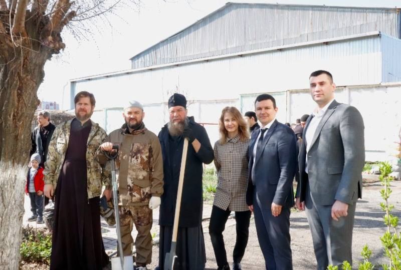 Представители астраханского духовенства провели субботник в «Улитке»