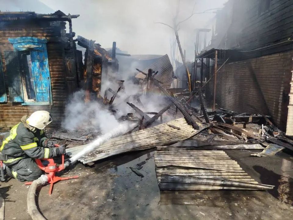 Два жилых дома сгорели сегодня днем в Астрахани, на ул. Н. Качуевской, 23. Пострадавших нет, сообщили в МЧС