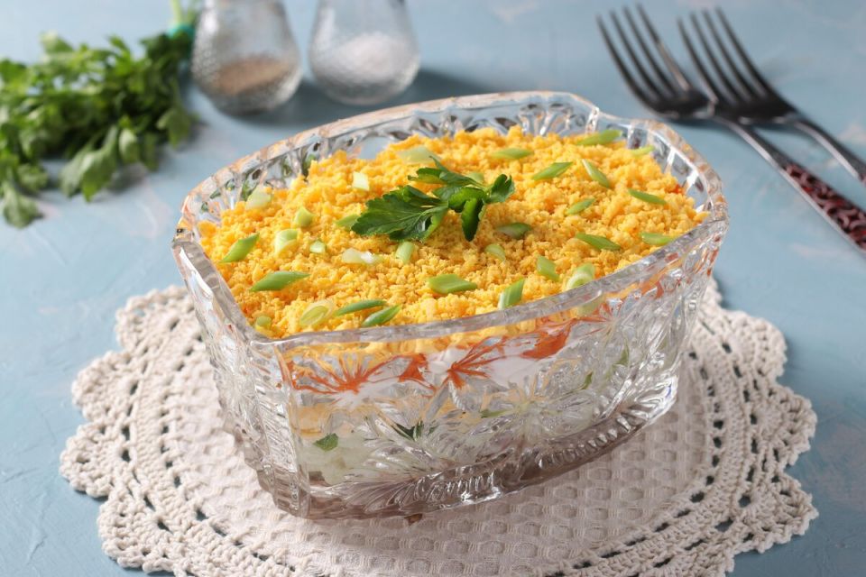 5 удивительных слоёных салатов с печенью трески для вашего праздника