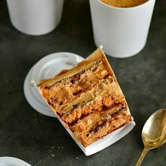 Нежный десерт для сладкоежек: как приготовить торт Твикс в стаканчике