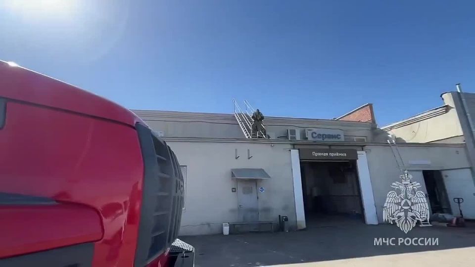 В Приволжском районе ликвидировали пожар в административном здании