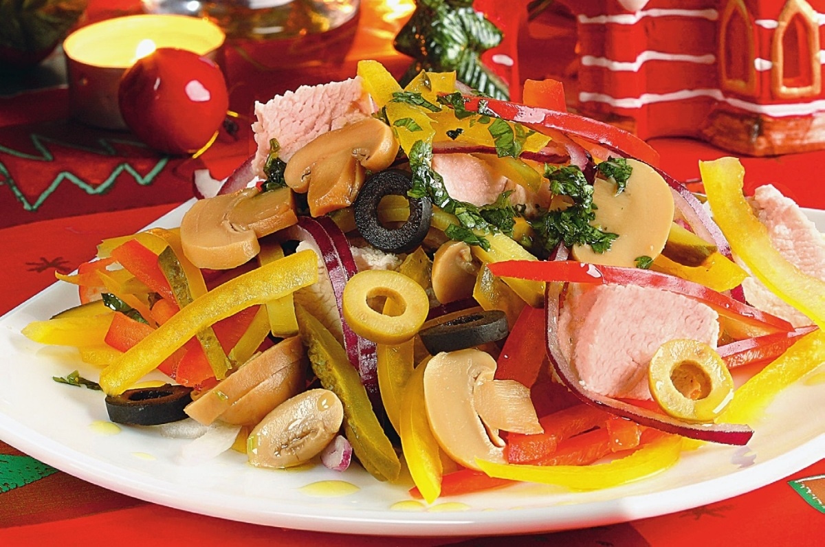 Неповторимые новогодние салаты, которые покорят любой праздничный стол