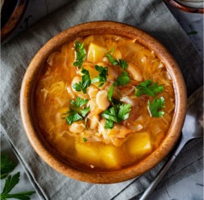 Постные лакомства: щи с квашеной капустой и вареники с грибами