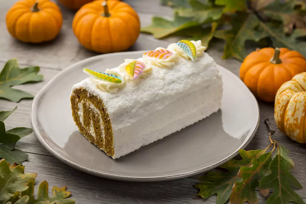 Тыквенный рулет с кремом из сливочного сыра: идеальный осенний десерт