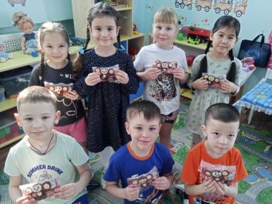 Юные жители Астраханской области изготовили обереги для участников СВО