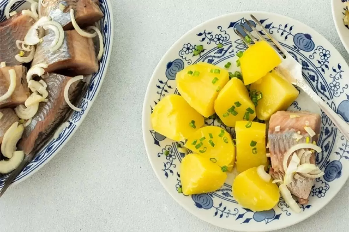 Как правильно засолить селедку: секреты от шефов