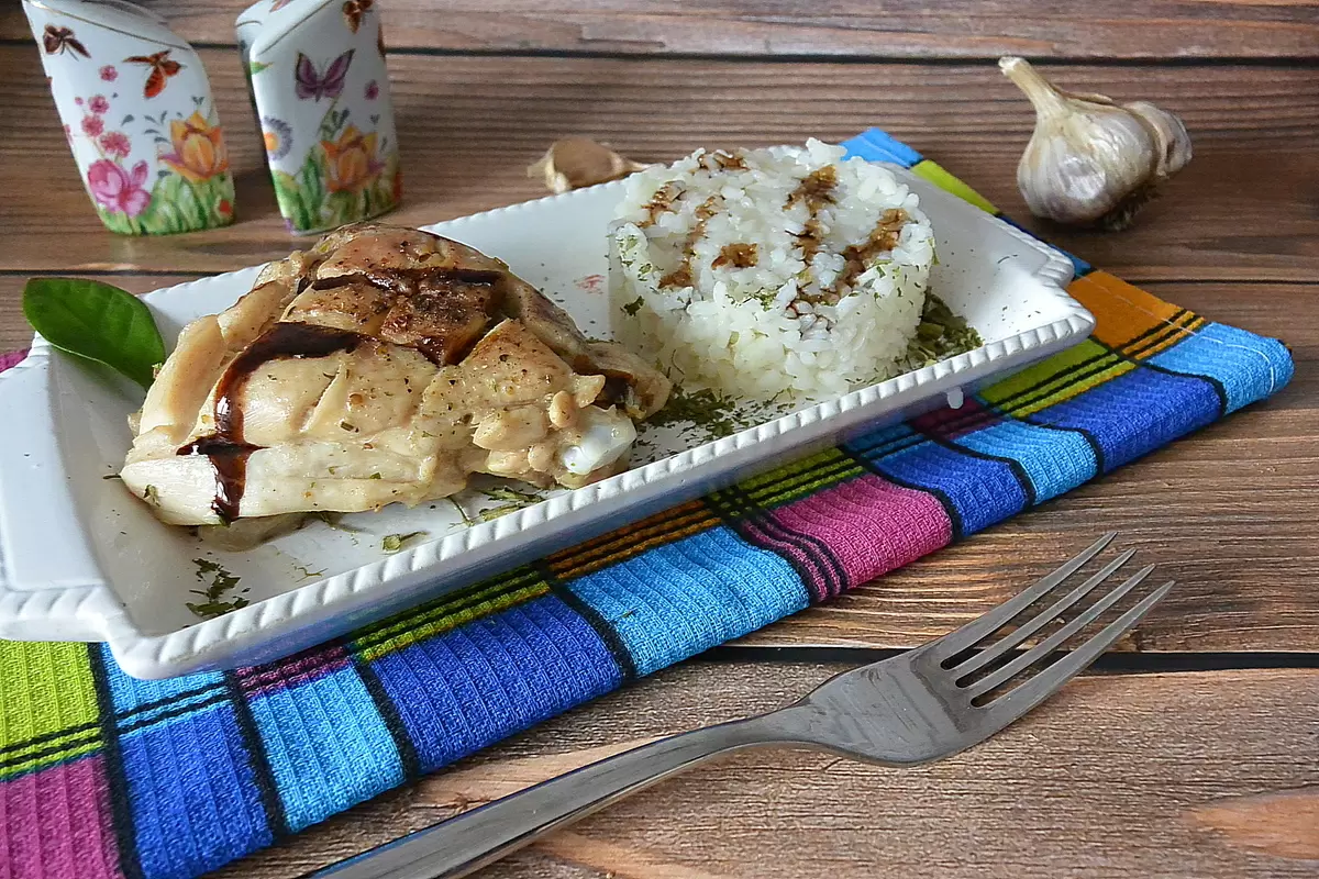 Куриные бёдра с рисом под бальзамическим соусом: идеальный ужин всего за час