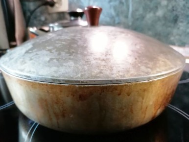 Как продлить жизнь посуды: полезные советы по чистке и хранению