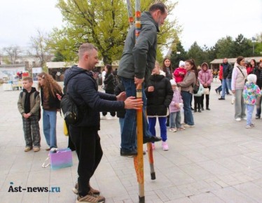 Астраханцы отметили Пасху. На Соборной площади Астраханского кремля люди делали памятные снимки в фотозонах, принимали участие в народных забавах, стояли в длинной очереди за бесплатными угощениями от «Русской общины»...