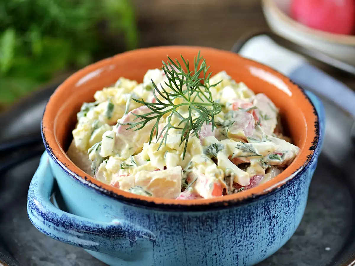 Непревзойденный дуэт: редиска и крабовые палочки в одном блюде