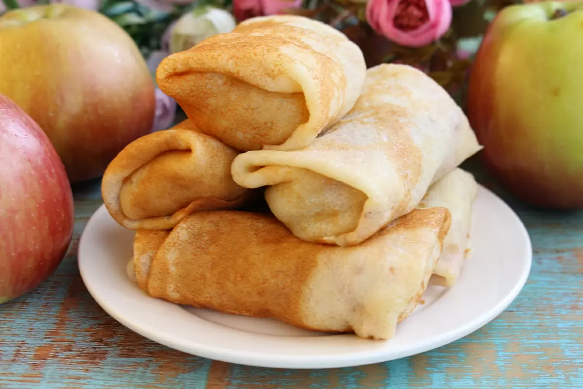 Легкие и вкусные блины на дрожжах с яблочной начинкой