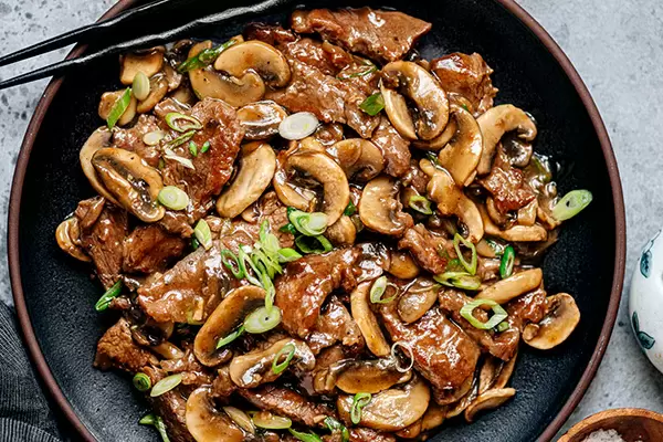 Обжаренная говядина с грибами — легкий ужин в китайском стиле