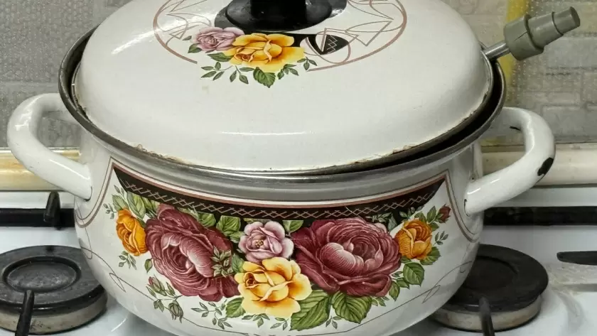 Как вернуть белизну эмалированной кастрюле: эффективные способы очистки