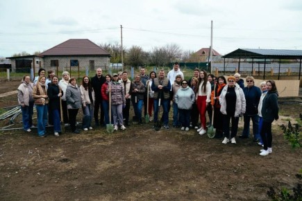 В «Саду памяти» астраханского госуниверситета высадили новые плодовые деревья