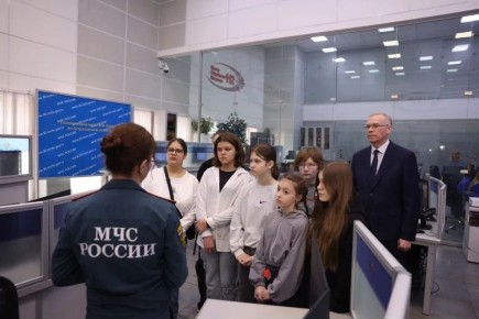 Астраханским воспитанницам центра «Улитка» показали, как работает Центр обработки вызовов системы 112